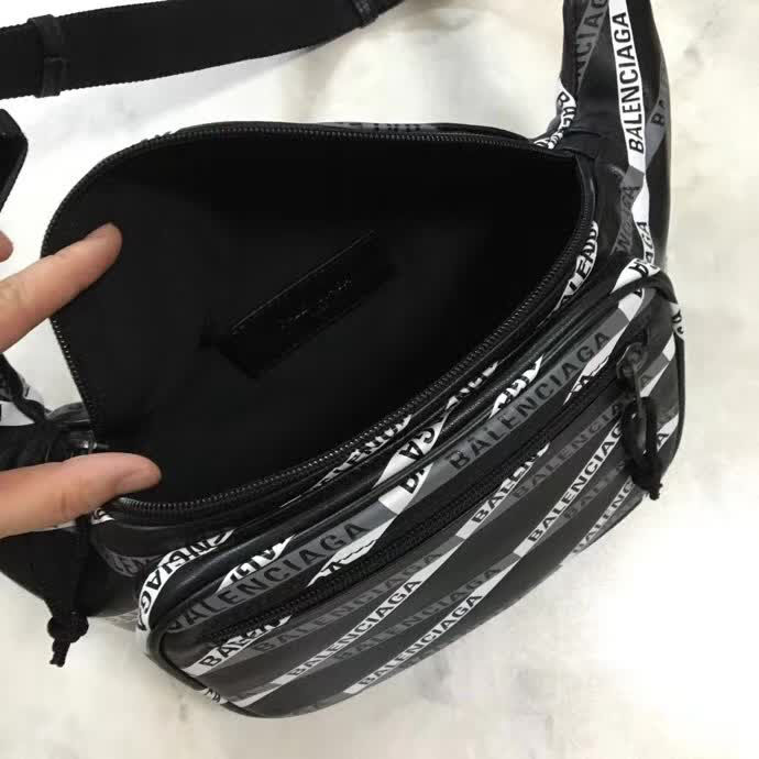 BALENCIAG巴黎世家 專櫃同步更新 塗鴉胸包腰包 簡約兩用包 可做胸包或者腰包  BL1130